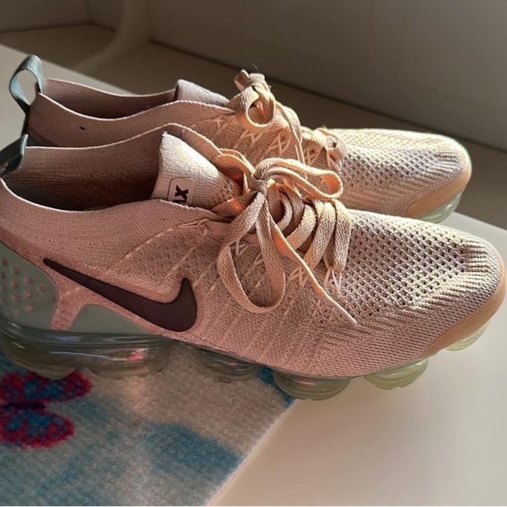 Nike - Picture 2 of 2